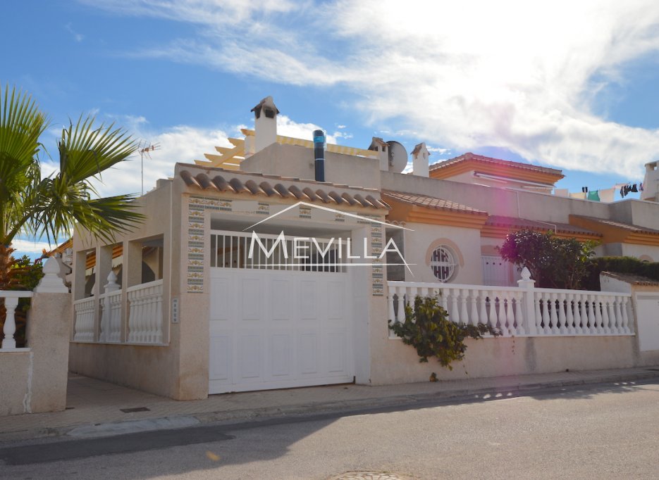 Das Stadthaus mit Gemeinschaftspool in Playa Flamenca zu verkaufen