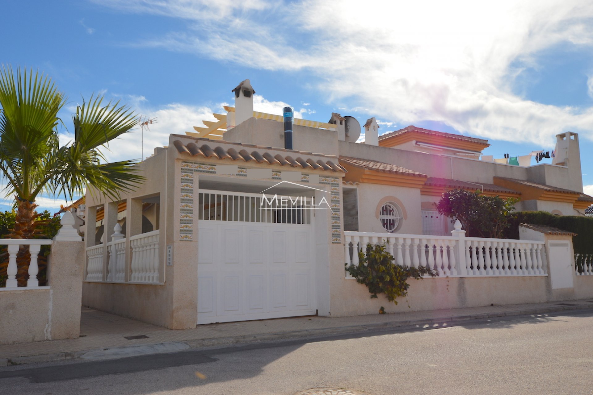 Das Stadthaus mit Gemeinschaftspool in Playa Flamenca zu verkaufen