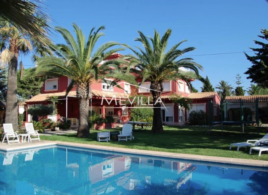 Exclusive Villa mit herrlichem Meerblick in Cabo Roig zu verkaufen.
