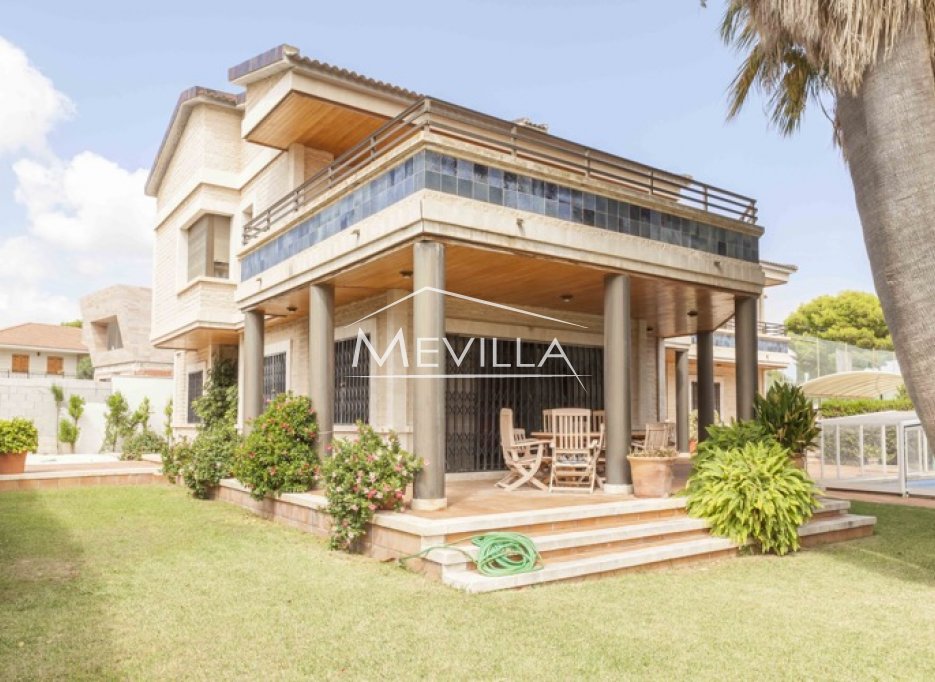 Exklusive Villa mit sieben Schlafzimmern in Dehesa de Campoamor an der Costa Blanca zu verkaufen