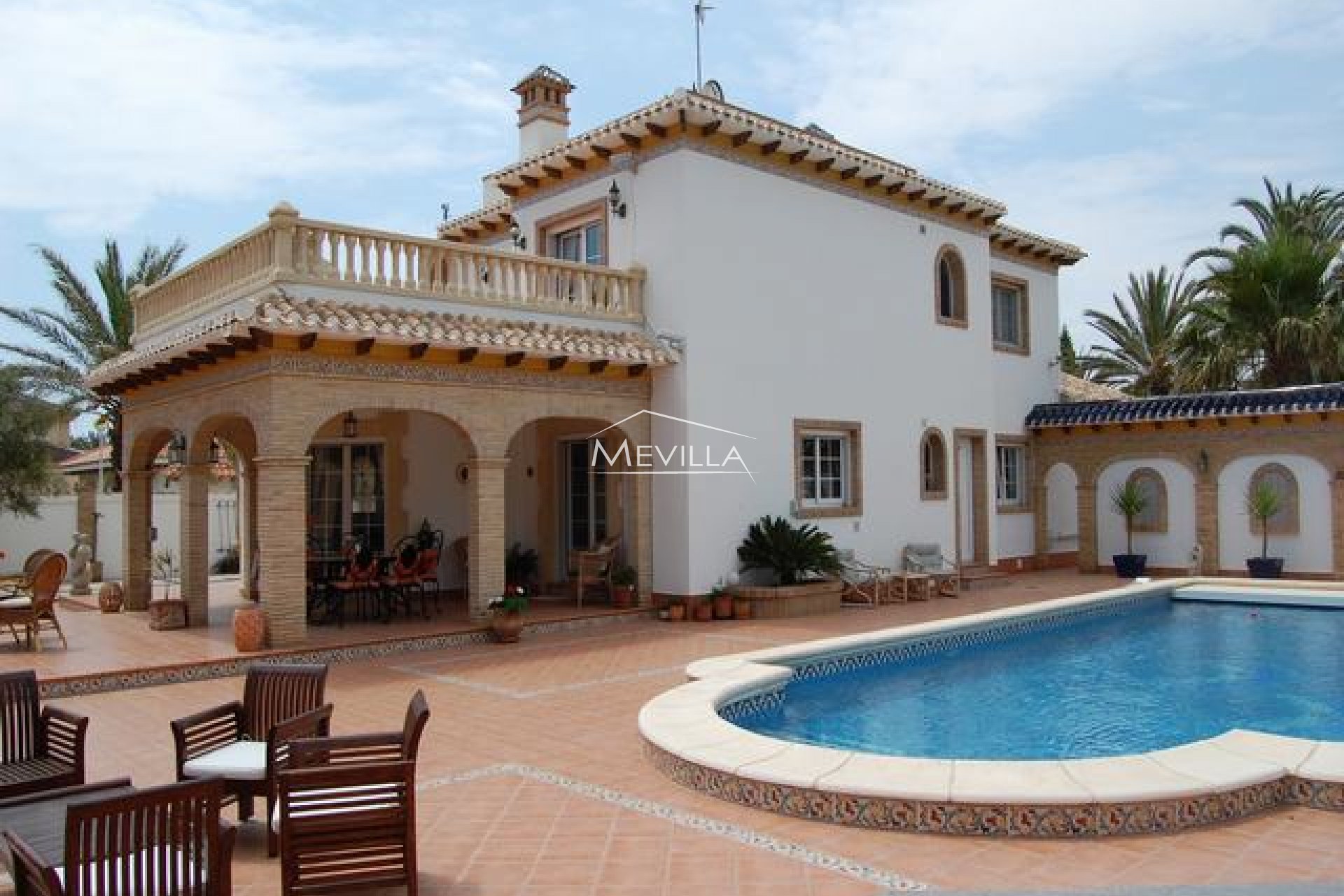 Grosse luxuriöse Villa in Cabo Roig mit teilweise Meerblick und nur 100 m vom Meer entfernt